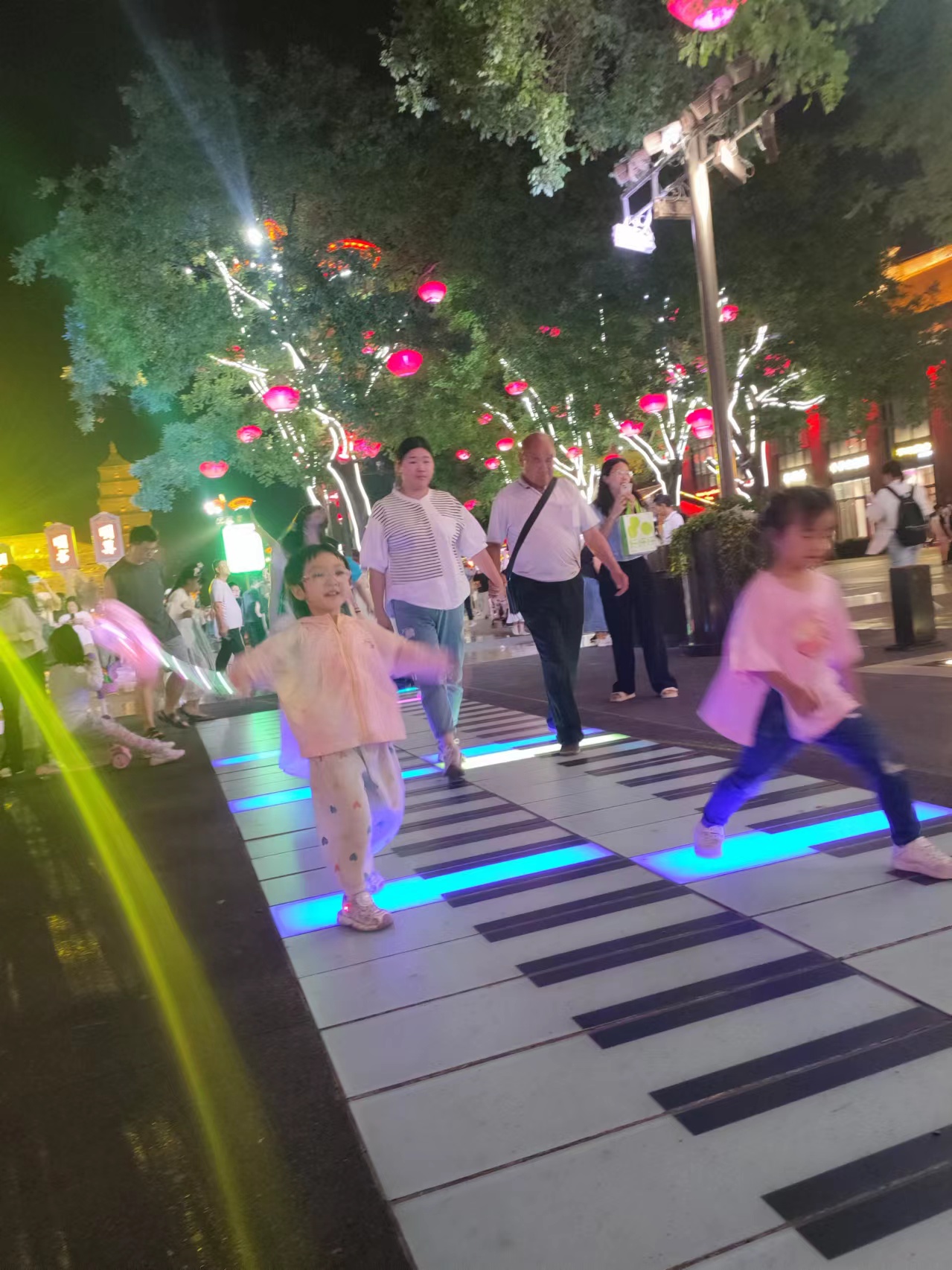 人們在西安大唐不夜城步行街散步。人民網(wǎng)記者 喬業(yè)瓊攝