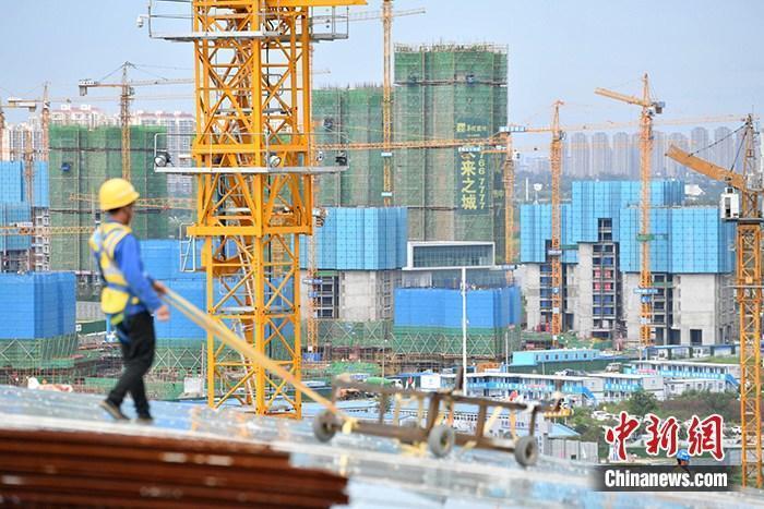資料圖：一在建樓盤工地工人正在忙碌。 <a target='_blank' href='/'>中新社</a>記者 張浪 攝