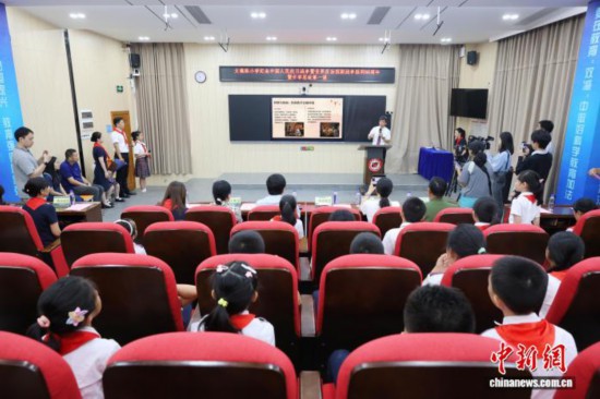 廣州中醫(yī)藥大學(xué)副校長(zhǎng)、廣東省中醫(yī)院院長(zhǎng)張忠德向?qū)W生講述“抗戰(zhàn)中的中醫(yī)藥”。吳遠(yuǎn)團(tuán) 攝