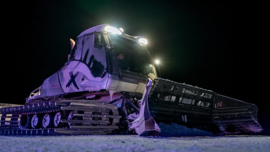 吉林市松花湖滑雪度假區(qū)內(nèi)，壓雪車正在平整雪道。新華社記者 唐成卓 攝