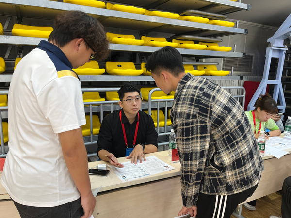 招聘會上，老師為畢業(yè)生開展就業(yè)指導。校方供圖