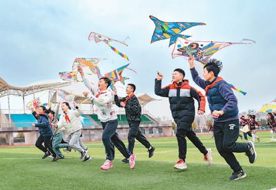 3月18日，江蘇省海安市南屏小學(xué)的孩子們在操場上放風(fēng)箏，感受春天的氣息。翟慧勇攝（人民視覺）