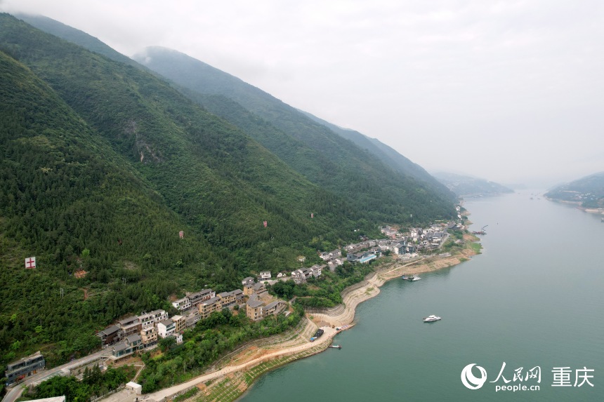 位于長(zhǎng)江南岸的三峽里·竹枝村。人民網(wǎng)記者 劉政寧攝