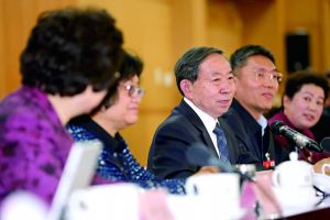 3月8日，全國政協舉行教育界別聯組會議，教育部部長袁貴仁右三到會聽取建議。