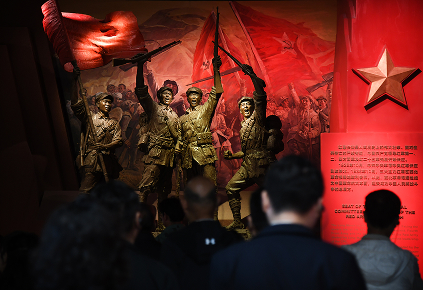 圖為2024年5月9日，游客在延安革命紀念館參觀。 新華社記者 張博文 攝