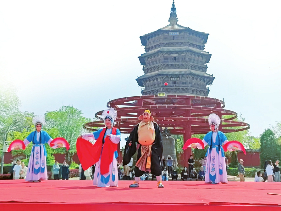 應(yīng)縣祈園廣場搭起的耍孩兒劇公益演出舞臺上，正在演出耍孩兒劇目《獅子洞》。山西日報記者馬占富攝