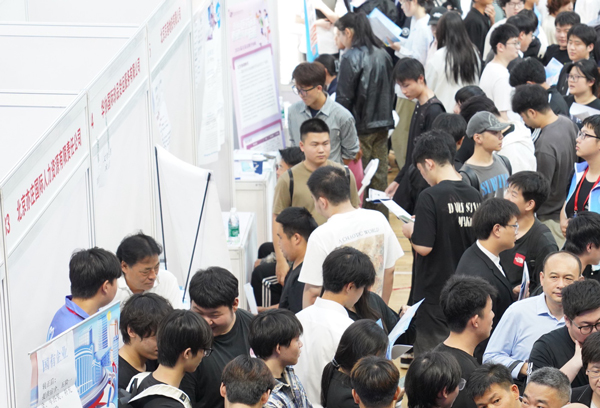 北京科技職業(yè)大學2026屆畢業(yè)生首場秋季綜合類招聘會現(xiàn)場。校方供圖