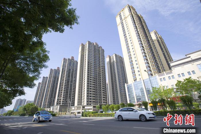 資料圖：車輛從一樓盤前經(jīng)過。 <a target='_blank' href='/'>中新社</a>記者 張云 攝