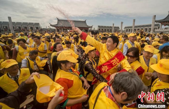 每年的世界客屬石壁祖地祭祖大典吸引著眾多海內(nèi)外客屬前來參加?！∪魇形麄鞑抗﹫D