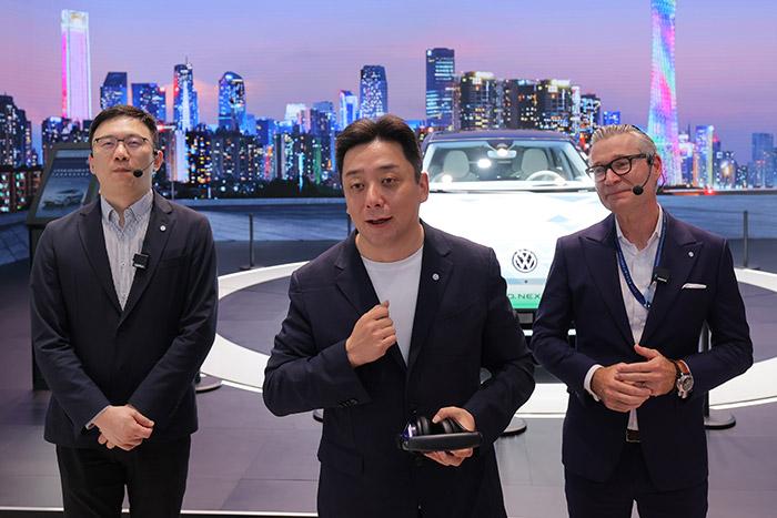 11月17日，上汽大眾汽車(chē)有限公司銷(xiāo)售與市場(chǎng)執(zhí)行副總經(jīng)理、上海上汽大眾汽車(chē)銷(xiāo)售有限公司總經(jīng)理俞經(jīng)民(中間)參加廣州車(chē)展展臺(tái)活動(dòng)。 上汽大眾 供圖
