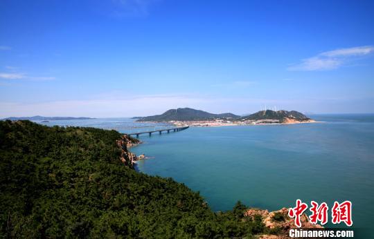 煙臺(tái)環(huán)境優(yōu)美、氣候宜人，遍布的海水浴場(chǎng)、濱海觀(guān)光景點(diǎn)為游艇帆船產(chǎn)業(yè)發(fā)展創(chuàng)造了條件。(資料圖) 楊兵 攝