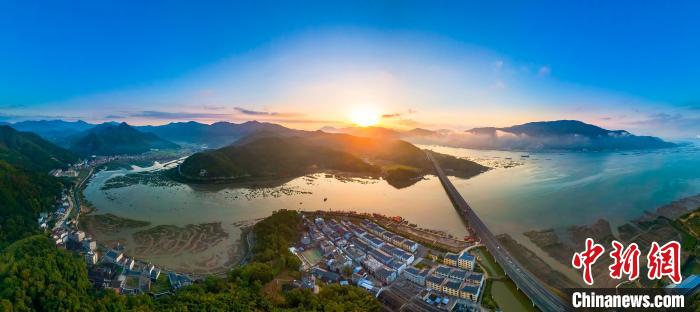 溪邳村背山靠海，風光旖旎。(資料圖) 吳慶堂 攝